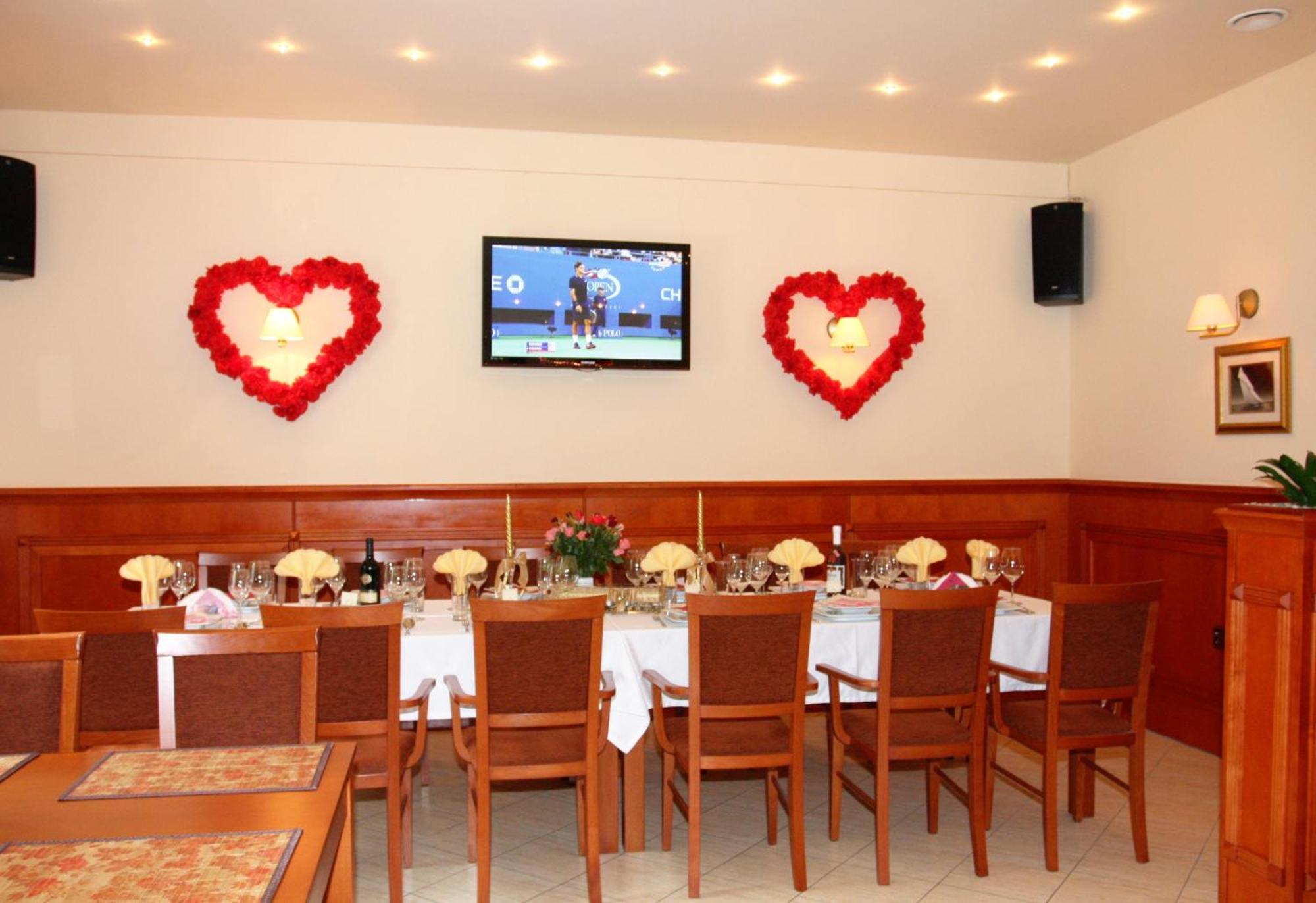 Hotel Korona ซูบีเซ ภายนอก รูปภาพ