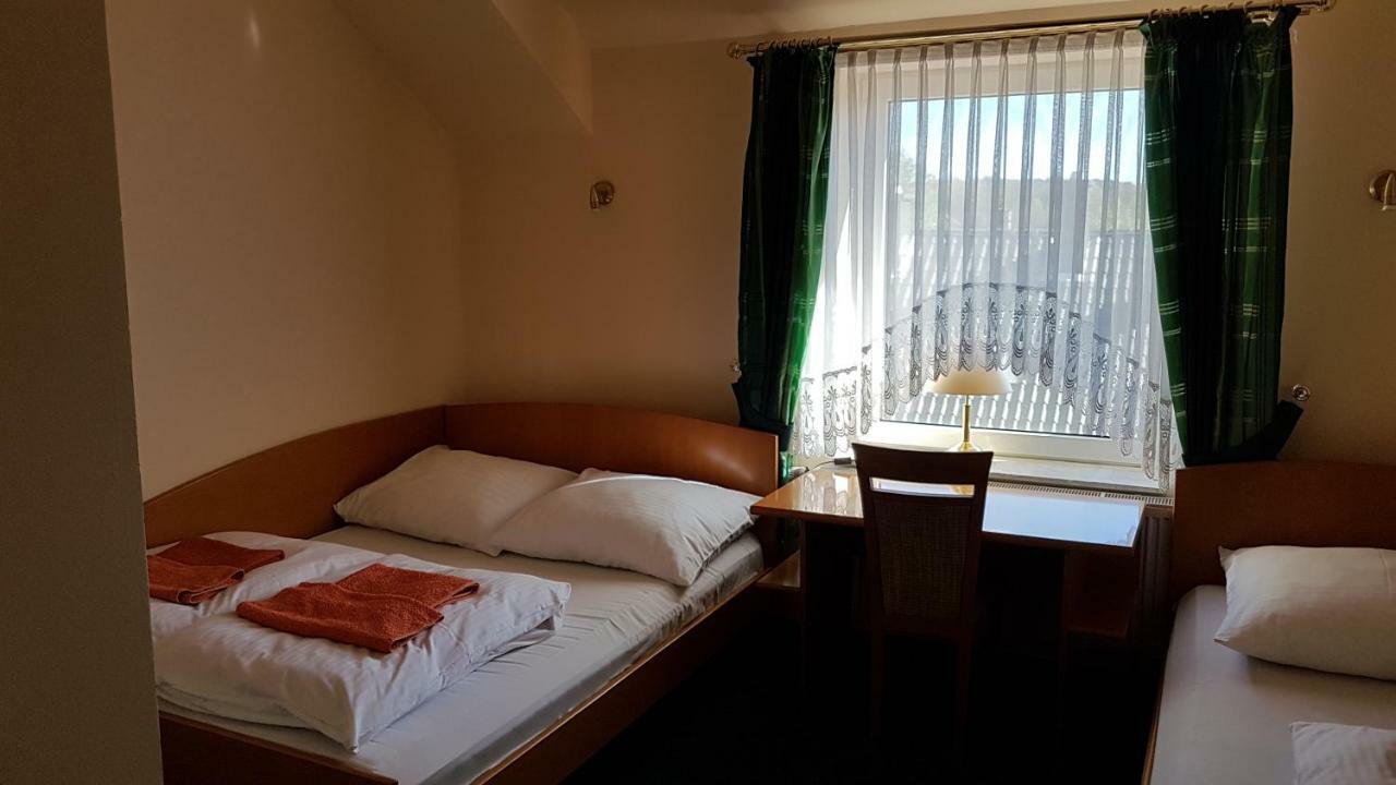 Hotel Korona ซูบีเซ ภายนอก รูปภาพ